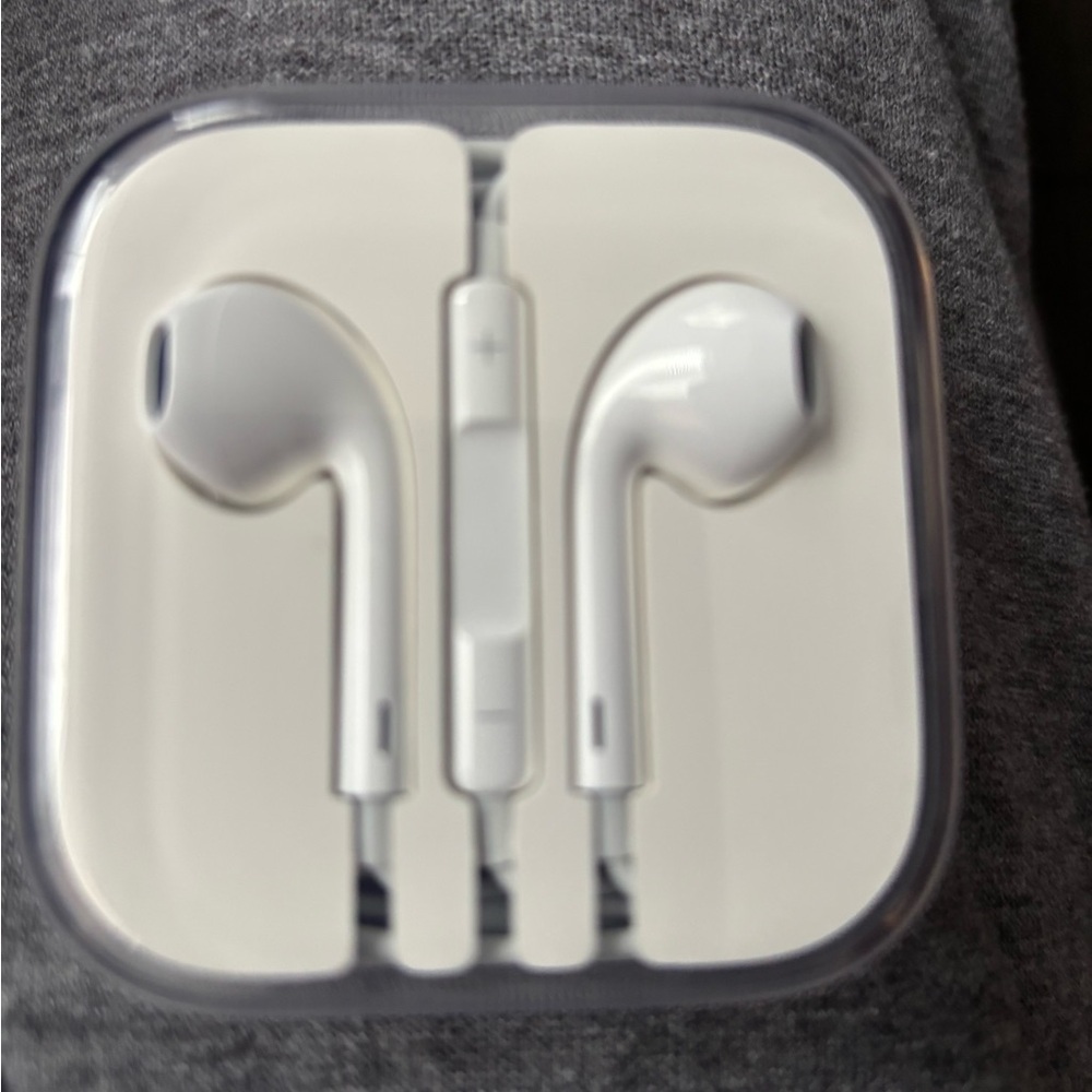 Apple EarPods with White Case - Picture 1 of 3